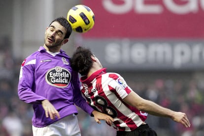 Adrián se anticipa a Gurpegui en la pugna por un balón aéreo.