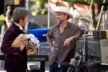 Martin Short (izquierda) y Paul Thomas Anderson, en el rodaje de 'Puro vicio'.