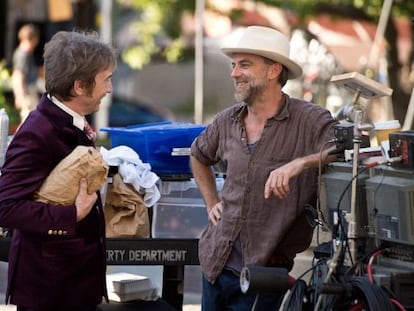 Martin Short (izquierda) y Paul Thomas Anderson, en el rodaje de 'Puro vicio'.