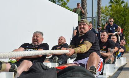 Ocho veteranos de la guerra de Ucrania jalan 35 toneladas para marcar un récord mundial en la categoría brazo a brazo. En primer plano a la derecha, Artem, de 29 años, soldado herido en Bajmut.