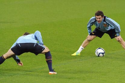 Mata, a la derecha, junto a Torres, en el entrenamiento de España.