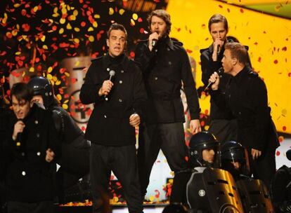 Take That, ya con Robbie Williams de vuelta, abri la gala con una acutacin y volvieron a subir al escenario a recoger el premio al mejor grupo britnico del a?o