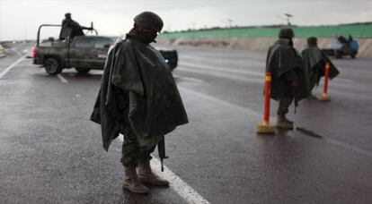 Soldados vigilan una carretera en Contepec, Michoacán
