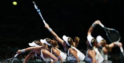 Muguruza efectúa un servicio ante Kerber.