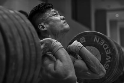 Lu Xiaojun, que compite en la categoría de 77 kg de halterofilia, se entrena en Pekín, China, para los Juegos Olímpicos de Río 2016. Xiaojun ha ganado 5 campeonatos mundiales, una medalla de oro en las Olimpiadas de 2012 y posee el récord mundial.