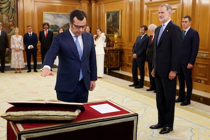 El nuevo vocal del Consejo General del Poder Judicial Alejandro Abascal Junquera jura o promete ante el rey Felipe VI.