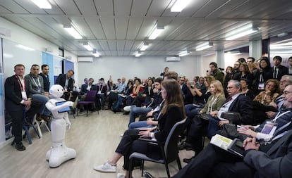 El robot Pepper hace de asistente en una clase simulada de Esade.