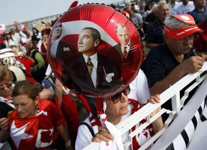 Manifestación a favor de los encausados, con imágenes de Atatürk, el fundador de la Turquía moderna, frente a la prisión de Silivri.