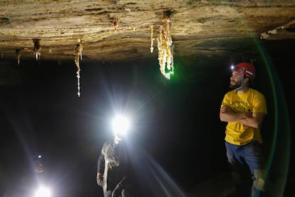 Boaz Langforg, miembro del Centro de Investigación de Cuevas de la Universidad Hebrea y jefe de la cartografía de la cueva, muestra a los reporteros las estalactitas de sal. La caverna israelí ha desplazado del trono a la cueva N3 (Three Nudes), en Qeshm (Irán).