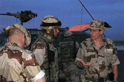 El teniente general Bernardo Álvarez del Manzano (con gafas), junto a otros miembros españoles en Herat.