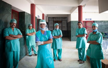 Médicos y enfermeras del hospital de Bathalapalli, en Anantapur, India, en julio de 2020.