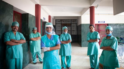 Médicos y enfermeras del hospital de Bathalapalli, en Anantapur, India, en julio de 2020.