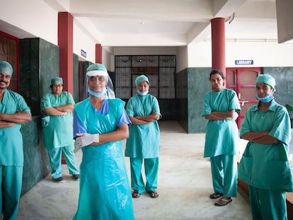 Médicos y enfermeras del hospital de Bathalapalli, en Anantapur, India, en julio de 2020.