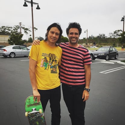 El baterista Mario Rubalcaba (izquierda) forma parte de bandas tan gustosas como Rocket from the Crypt, Off! o Earthless. Ex-skater profesional y padre de familia que sigue patinando a diario.