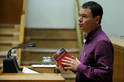 Hasier Arraiz, parlamentario de EH Bildu, interviene en el pleno de control de la Cámara vasca.