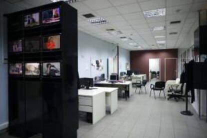 Interior de una de las salas en las oficinas de la radiotelevisión pública griega ERT, después de que el Gobierno anunciase su cierre inminente, en Atenas (Grecia).