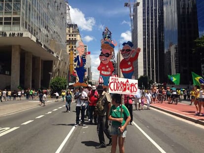 Apesar de focarem mais em Dilma e Lula, manifestantes na avenida Paulista também querem a saída de Eduardo Cunha da presidência da Câmara.