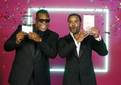 Los cantantes Zion y Lennox celebrando su premio Latin Rithym Album.