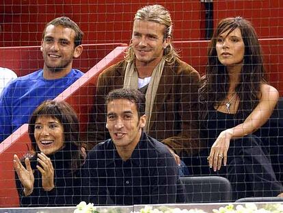 Los Beckham (detrás), con Raúl y su esposa, Mamen, durante un partido de tenis.