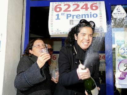 Amparo Valero, detr&aacute;s, con su hija Marisa, celebran el haber repartido 4 millones de euros.