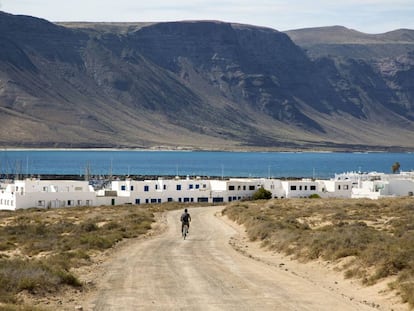 Un ciclista en la Caleta de Sebo en la isla de La Graciosa. 