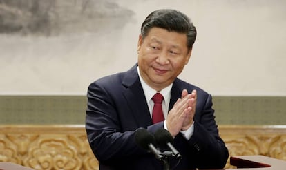 El presidente chino, Xi Jinping, aplaude tras su discurso con los nuevos miembros del Politburo, este miércoles en Pekín.