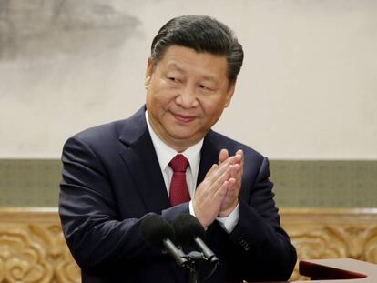El presidente chino, Xi Jinping, aplaude tras su discurso con los nuevos miembros del Politburo, este mi&eacute;rcoles en Pek&iacute;n.