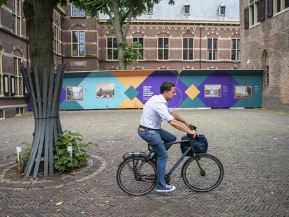 El primer ministro saliente de Países Bajos, Mark Rutte, llegaba en bicicleta al Ministerio de Interior en La Haya el 24 de agosto.