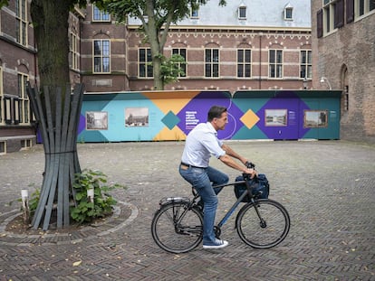 El primer ministro saliente de Países Bajos, Mark Rutte, llegaba en bicicleta al Ministerio de Interior en La Haya el 24 de agosto.