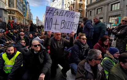 Los taxistas bloquearon este lunes la Gran Vía de Madrid.