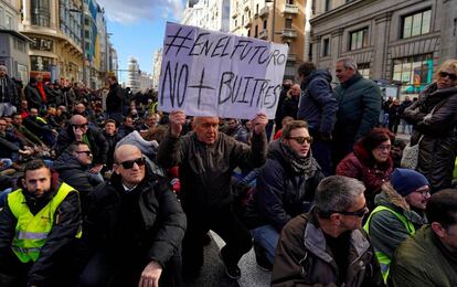 Los taxistas bloquearon este lunes la Gran V&iacute;a de Madrid.