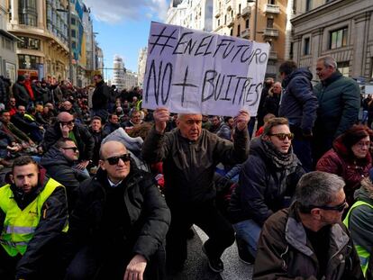 Los taxistas bloquearon este lunes la Gran V&iacute;a de Madrid.
