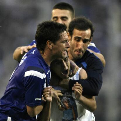 Los jugadores de Vélez celebran el gol de la victoria.