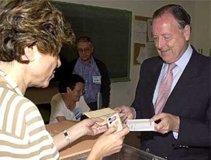 Tras doce años como alcalde de Madrid, y tres elecciones ganadas con mayoría absoluta, José María Álvarez del Manzano parecía no creerse esta mañana que su nombre no estuviera en la papeleta del PP para las municipales. Tanto es así que ha reconocido haberse buscado en la lista de nombres de su partido. No se encontró, pero sí halló una ristra de "buenos compañeros", y con una sonrisa introdujo su voto en la urna.