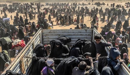 Mulheres e crianças evacuadas de Baghouz chegam a uma área de recepção das Forças Democráticas Sírias, o 6 de março.