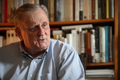 El escritor Edmund White en su casa de Nueva York, en 2019.