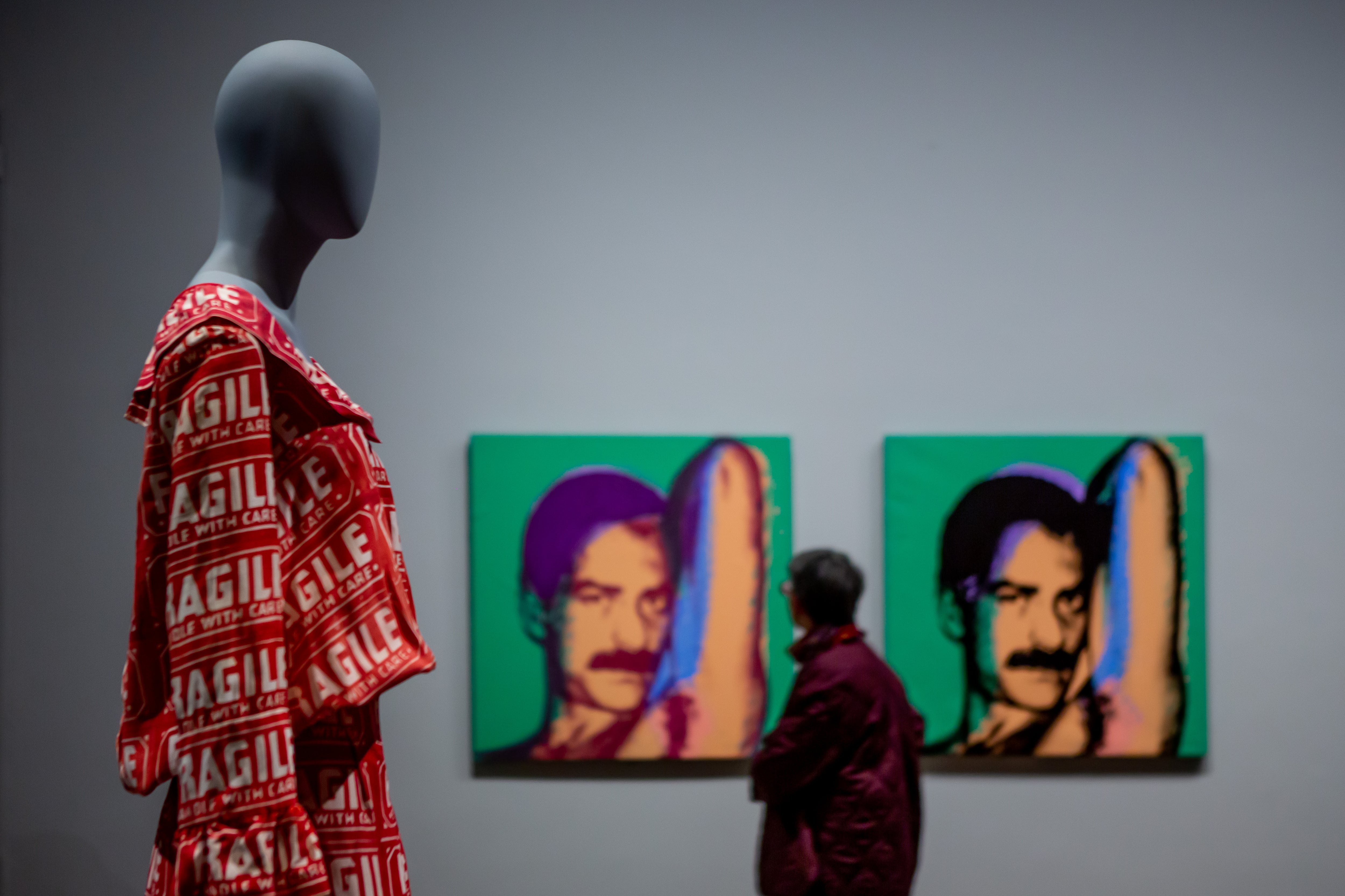 La obra de Warhol 'Ropa de trabajo', en primer plano, junto a los retratos 'Victor Hugo', en la exposición del museo de la FAAP, en São Paulo, el pasado martes. 