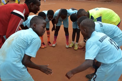 Los jugadores de uno de los equipos del Ramassà de Etetack se concentran antes de dar comienzo a un partido oficial.