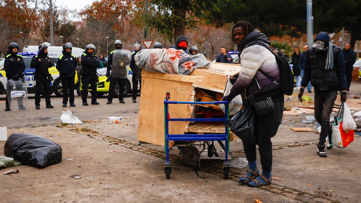 El desalojo del B9 exhibe el abandono de las administraciones ante la miseria itinerante