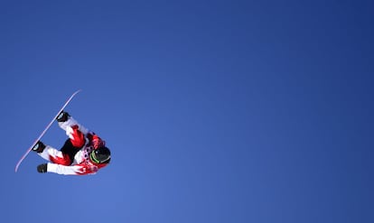El snowboarder noruego Mark Mcmorris realiza una acrobacia