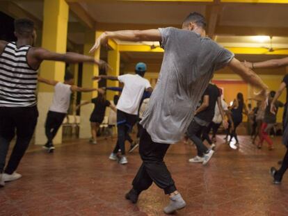 Un grupo de bailarines cuyo coreógrafo es Bboy Donatello.