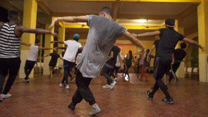 Un grupo de bailarines cuyo coreógrafo es Bboy Donatello.