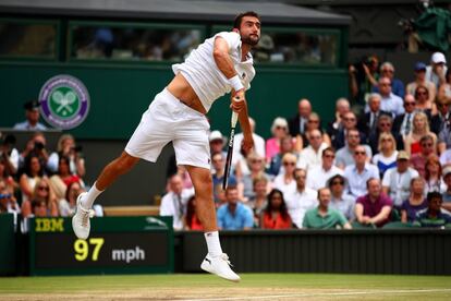 El croata Marin Cilic lanza la pelora al tenista Roger Federer durante la final de Wimbledon.