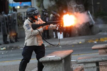 Un miembro de un grupo armado pro-gobierno abre fuego durante las protestas.