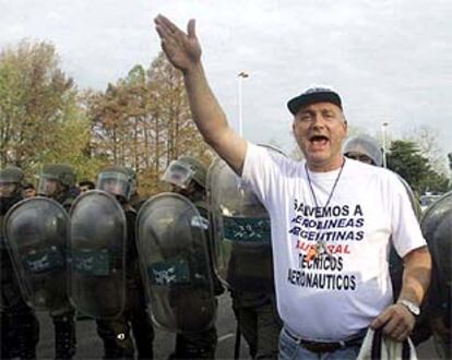 Un trabajador de Aerolíneas protestaba ayer frente al cordón policial que vela por la seguridad del aeropuerto de Ezeiza.