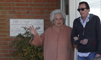 La Infanta Pilar de Borbón y su hijo Fernando Gomez Acebo a la salida de la Clinica Ruber de Madrid, este viernes. 