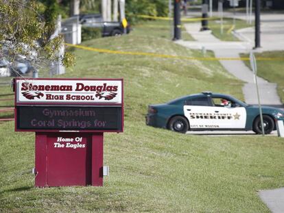 Un coche patrulla frente al instituto de Parkland (Florida) que sufrió el tiroteo este miércoles.
