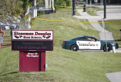Un coche patrulla frente al instituto de Parkland (Florida) que sufrió el tiroteo este miércoles.