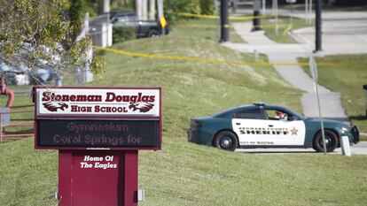 Un coche patrulla frente al instituto de Parkland (Florida) que sufrió el tiroteo este miércoles.