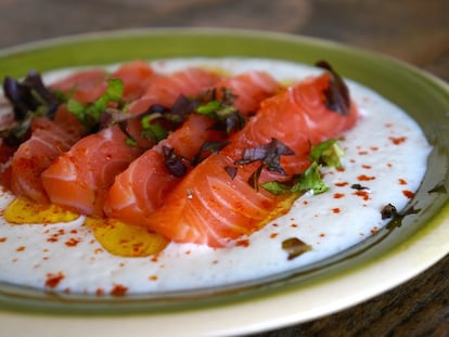 Salmón marinado con ginebra